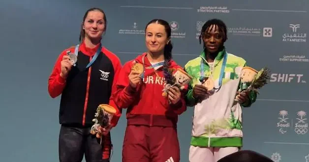 Riyad da kadın halterciler tarih yazdı! Madalyalarını Atatürk e armağan ettiler