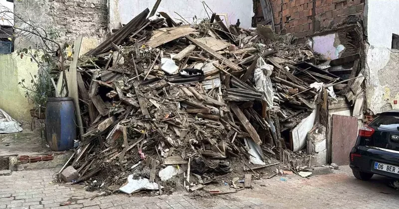 Beyoğlu’nda kısmi çökme yaşanan ahşap bina tamamen yıkıldı