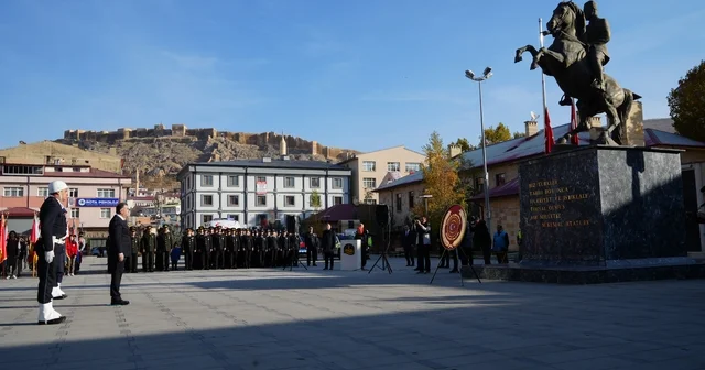 Bayburt ta 10 Kasım Atatürk ü Anma Günü çelenk sunumuyla başladı Bayburt Haberleri
