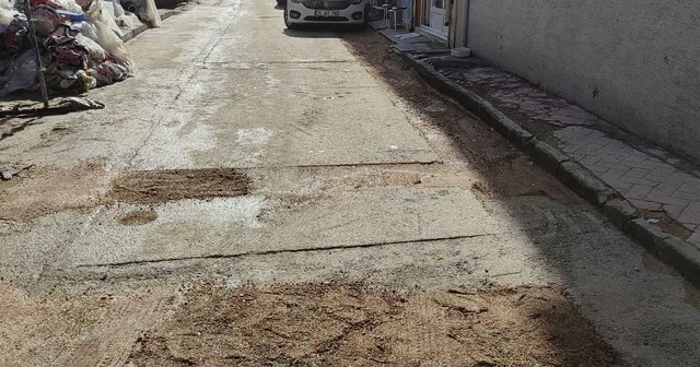 Belediyenin onarmadığı çukurları vatandaş düzeltmeye çalıştı Çok sayıda çukurun bulunduğu sokağın onarılması bekleniyor Eskişehir Haberleri