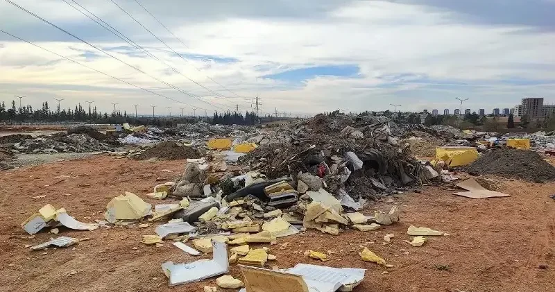 Boş arazi çöplüğe çevrildi: Atık yakılarak hem çevre hem hava kirleniyor Adana Haberleri