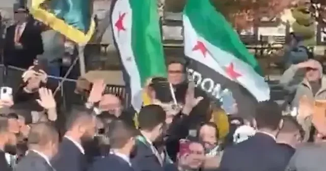 Suriye lideri Şara Beyaz Saray çıkışı halkını selamladı VİDEO İZLE
