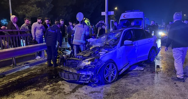 Bursa da direğe ve servis minibüsüne çarpıp, hurdaya dönen otomobilden hafif yaralı kurtuldular Bursa Haberleri