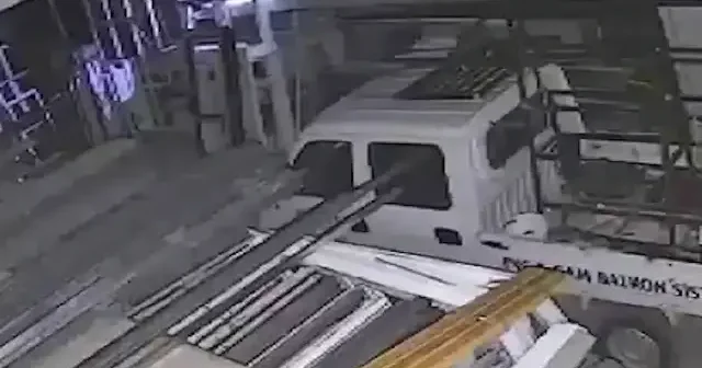 Balıkesir de deprem anı kamerada VİDEO İZLE