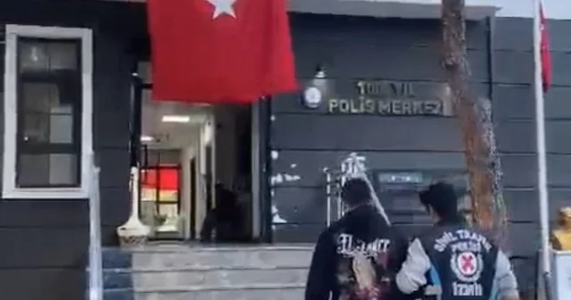 İzmir de tek teker üzerinde ilerleyen motosiklet sürücüsüne 13 bin 420 lira ceza İzmir Haberleri