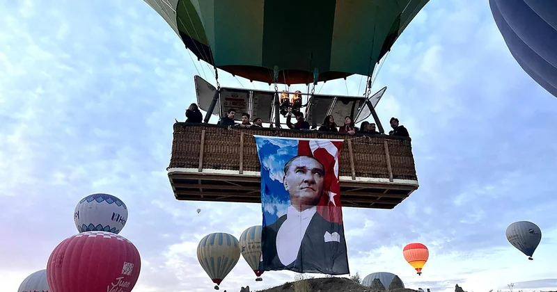 Türk bayrakları ve Atatürk posterleriyle anlamlı uçuş