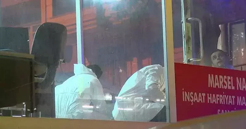 Küçükçekmece de iş yerinde silah sesi duyan mahalleli ekiplere haber verdi; 1 kişi ölü bulundu