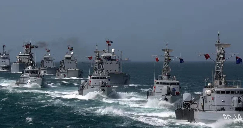 ABD Pasifik’te iki gemiyi vurdu: 6 kişi öldü