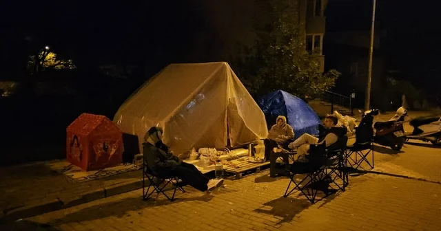 Sındırgı da depremler vatandaşı tedirgin ediyor Vatandaşlar geceleri dışarıda geçiriyor Balıkesir Haberleri