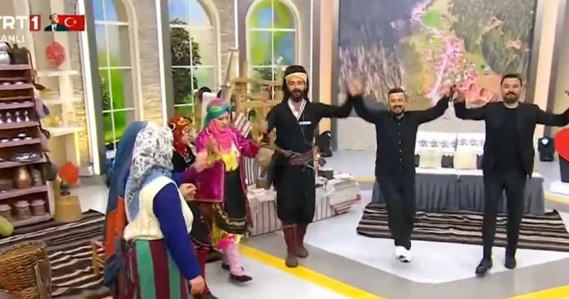 10 Kasım da TRT den büyük skandal! Horon tepip türkü söylediler