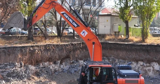İş makinelerinin üzerinde Ata ya saygı duruşu Kars Haberleri