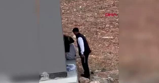 Maganda tartıştığı kadını çantayla dövdü