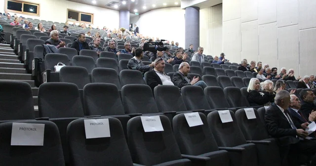 İlçenin köy statüsüne düşmemesi için düzenlenen etkinlikte salon boş kaldı; başkanın sesi titredi Bolu Haberleri