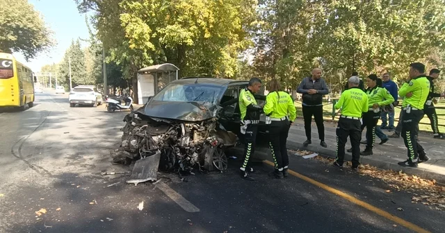 Önce refüje sonra direğe çarpan hafif ticari aracın sürücüsü ağır yaralı Gaziantep Haberleri