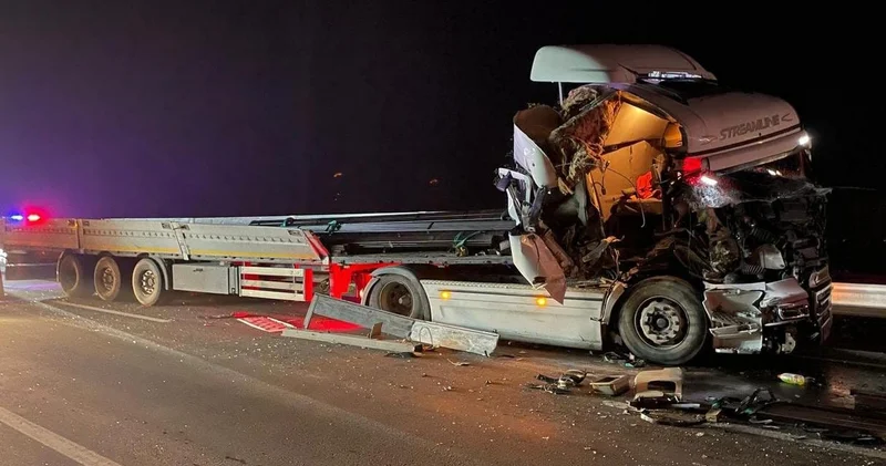 Sakarya da Tır ve kamyon birbirine girdi: Sürücü yaralı