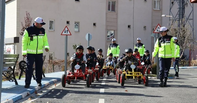 Geleceğin sürücüleri trafik parkurunda Hakkari Haberleri