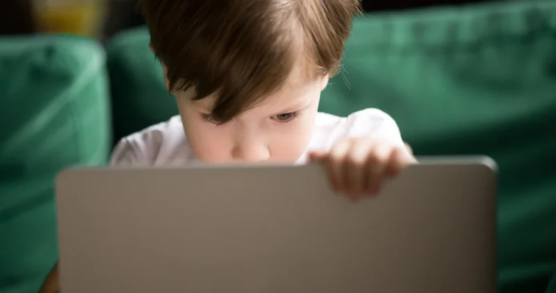 Çocuklarda ekran bağımlılığının sinyalleri: Tehlike ne zaman başlar?