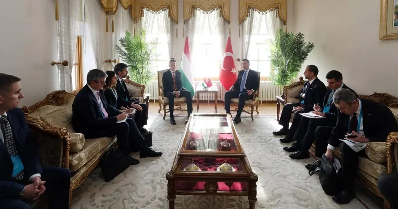 Enerji Bakanı Bayraktar Macar Bakan Szijjarto ile görüştü