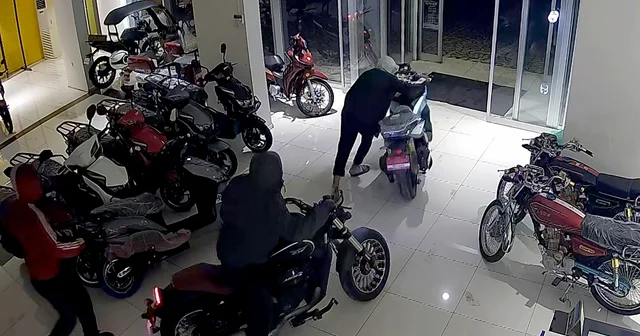 Kepengini zorlayarak girdikleri galeriden 1 dakikada 4 motosiklet çaldılar Adana Haberleri
