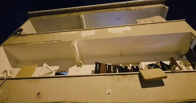 Arnavutköy de silah zoruyla girdikleri evde 4 yaşındaki çocuk ile annesini darbederek, ziynet eşyalarını gasbettiler