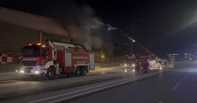 Gaziantep te ambalaj fabrikasında yangın: 1 işçi dumandan etkilendi Yangın, itfaiye ekiplerinin 3 saatlik çalışmasıyla kontrol altına alındı Gaziantep Haberleri