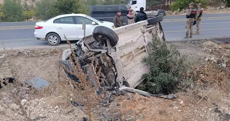 Şanlıurfa’da hafif ticari araç devrildi: Baba ve oğlu yaralandı