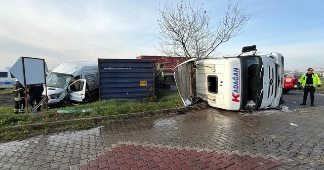 Refüjü aşıp karşı yöne geçen TIR, minibüse çarptı; 1 i çocuk, 5 yaralı Tekirdağ Haberleri
