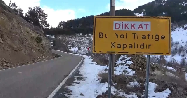 Bu mağduriyeti her kış yaşıyorlar Giresun un Yağlıdere Alucra karayolu her yıl olduğu gibi bu yıl da Aralık Mart ayları arasında ulaşıma kapatıldı Giresun Haberleri