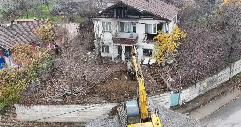 Karabük’te tehlikeli yapıların yıkımı sürüyor Gündem Haberleri