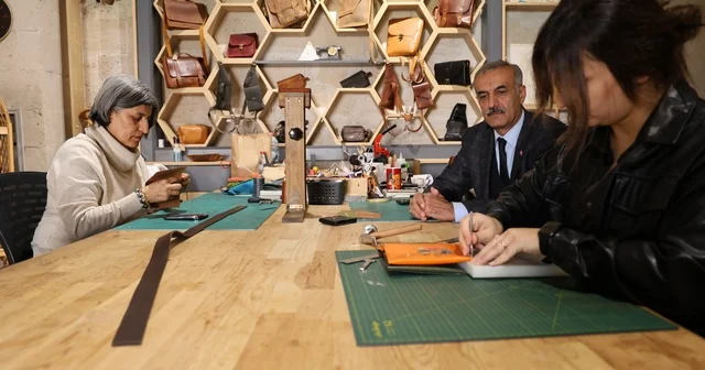Kırşehir de Ahi Evran ın mesleği deri işlemeciliği modern tasarımlarla yeniden hayat buluyor Kırşehir Haberleri