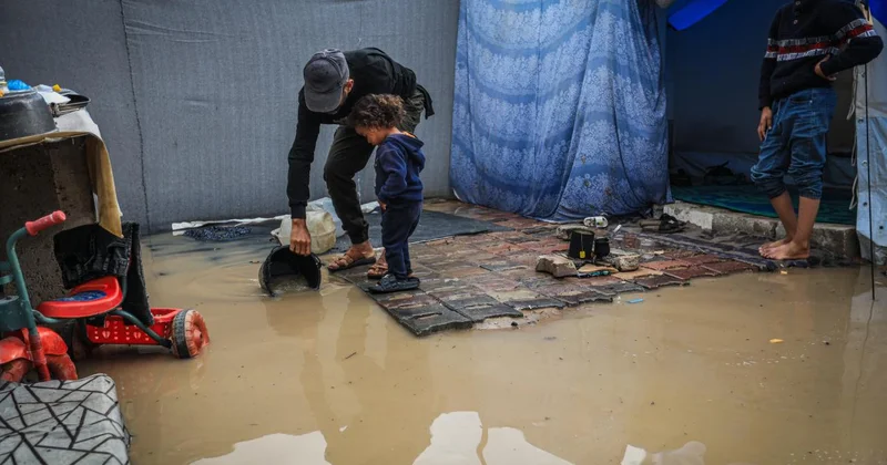 Şiddetli yağış nedeniyle Gazze Şeridi nde binlerce çadır su altında kaldı