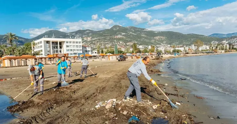 Alanya’da yağışın izleri silinmeye çalışılıyor