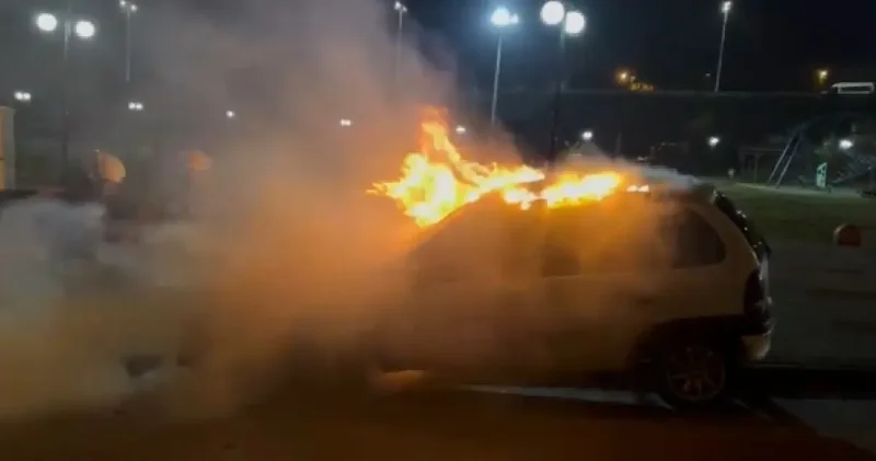 Park halindeki otomobil cayır cayır yandı