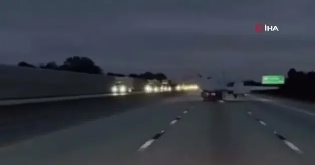 ABD de uçak, seyir halindeki araca çarptı