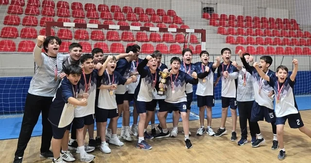 Talas 75. Yıl Mühibe Germirli Ortaokulu ndan çifte şampiyonluk Kayseri Haberleri