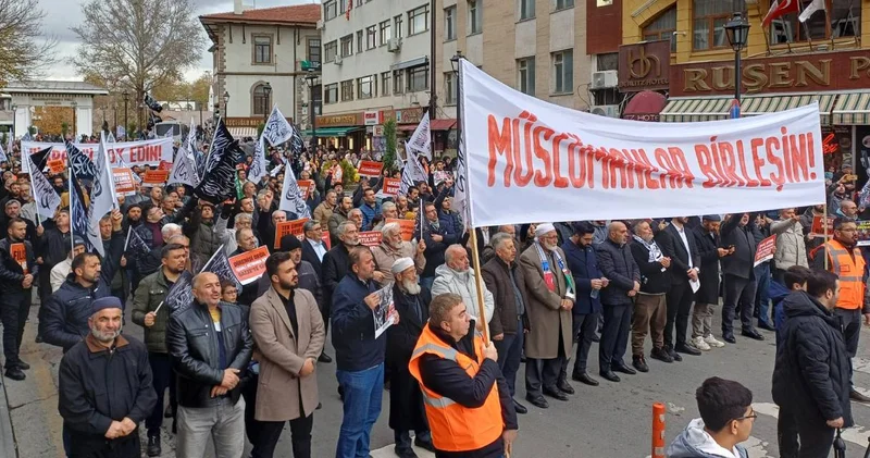 Başkentin göbeğinde şeriat bayraklı yürüyüş