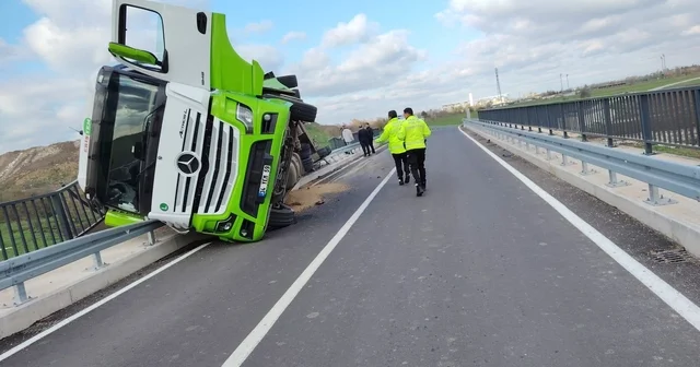 Kırklareli de yem yüklü tır köprüde devrildi Kırklareli Haberleri
