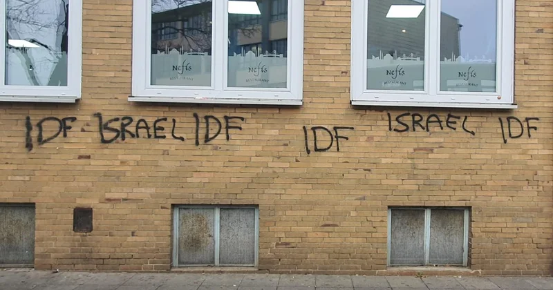 Almanya’da iki Türk camisine düzenlenen saldırıda duvarlara İsrail ve IDF yazıldı