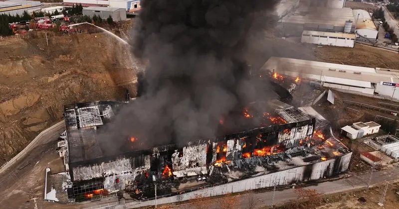 Alev alev yanan fabrika küle döndü! Biri bitmeden diğeri başladı