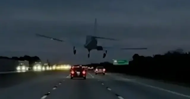 Florida’da otoyola acil iniş yapan uçak otomobile çarptı VİDEO İZLE