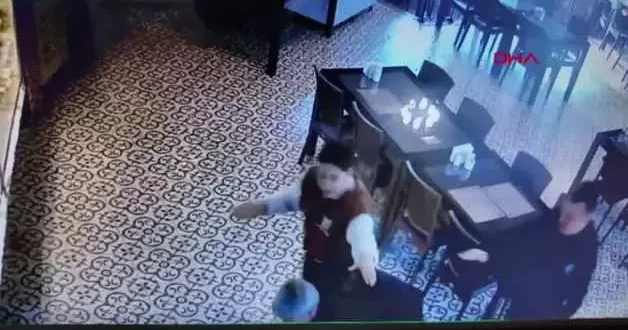 Heimlich manevrasınıo bilen çalışan müşterisinin hayatını kurtardı!