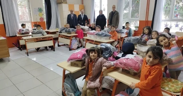 Bilecikli hayırseverden öğrencilere mont ve bot desteği Bilecik Haberleri
