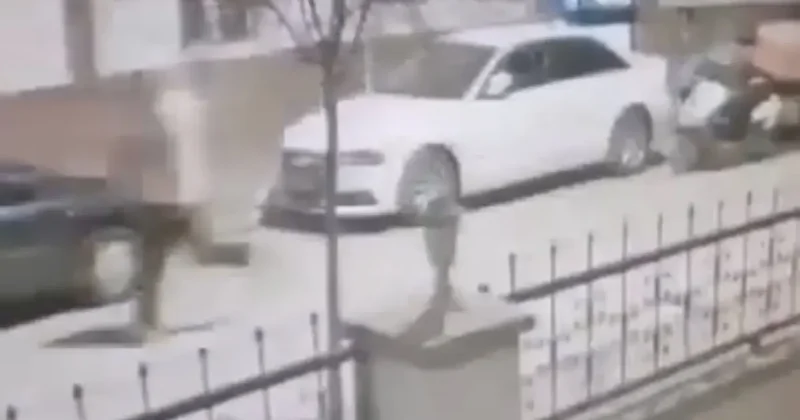 Kuryenin çantasındaki dürümü çalıp koşarak kaçtı