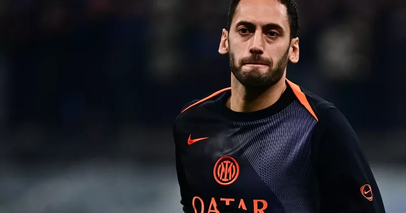 Hakan Çalhanoğlu korkuttu! 11. dakikada oyundan çıktı