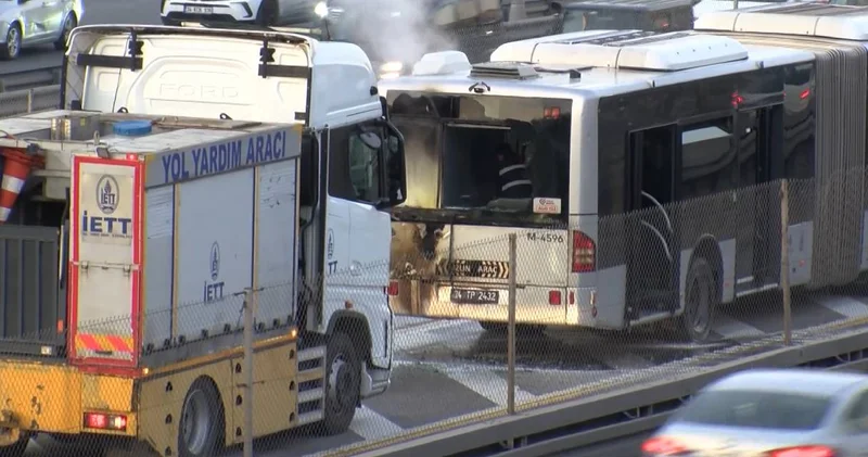 İstanbul da seyir halindeki metrobüste yangın! Yolcular tahliye edildi