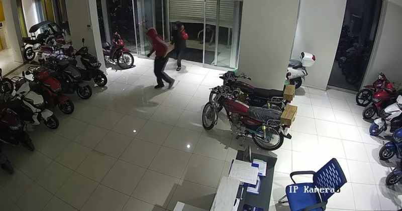 Adana da akılalmaz olay! 1 dakikada 4 motosiklet! Çocuk hırsızlar SON DAKİKA HABER Son dakika haberleri