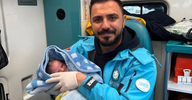Ambulansta doğum yapan anne bebeğine sağlık personelinin adını verdi Şanlıurfa Haberleri