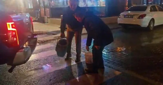 Yolda oluşan çukurları görünce dayanamayan esnaf kum ve çakılla çukurları kendisi kapattı Antalya Haberleri