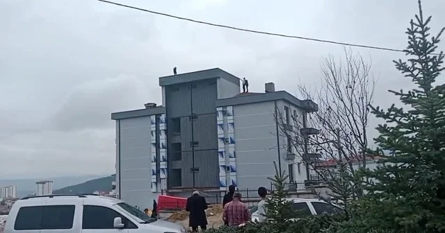 Çalıştığı firmadan alacağını alamadığını iddia eden işçi çatıya çıktı Bilecik Haberleri