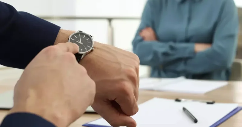 İşe her gün 40 dakika erken geldiği için kovuldu